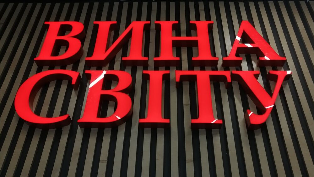 Об'ємні світлові букви в інтер'єр магазину