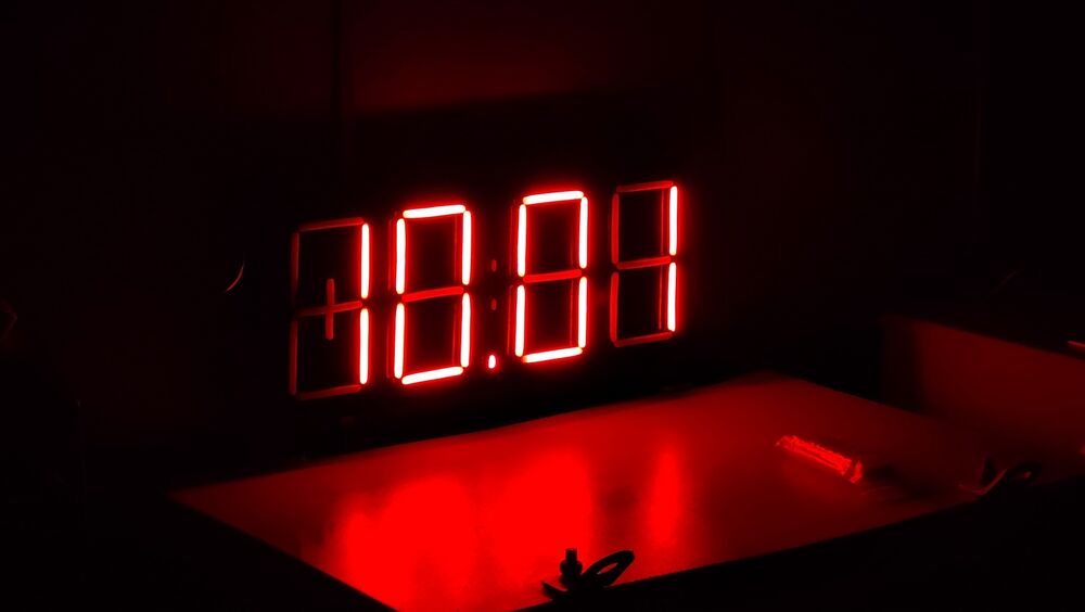 Неоновий годинник. Вуличний годинник на стіну