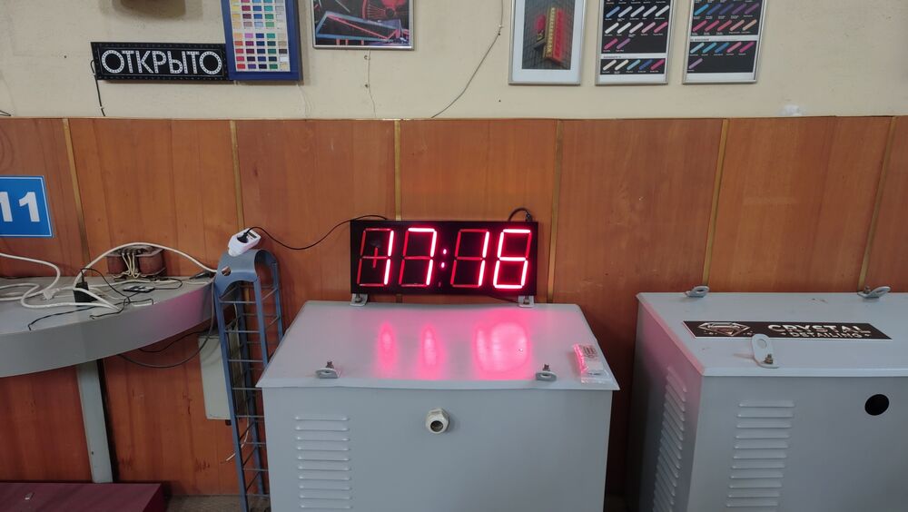Неоновий годинник. Вуличний годинник на стіну