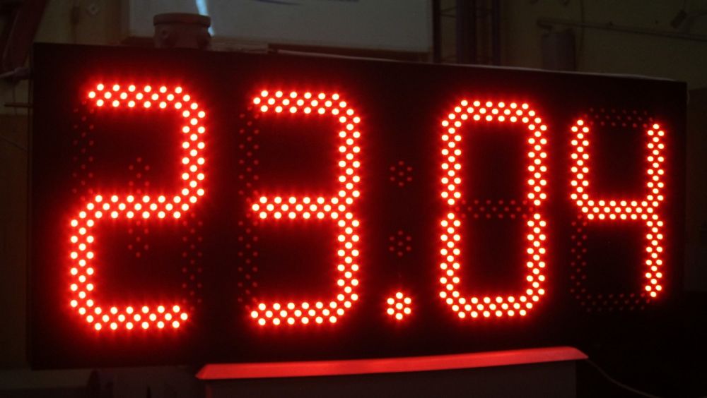 Світлодіодний годинник на стіну з датчиком освітленості та термометром