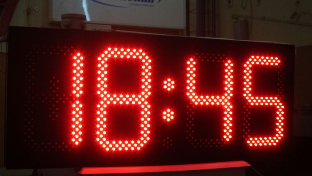 Світлодіодний годинник на стіну з датчиком освітленості та термометром